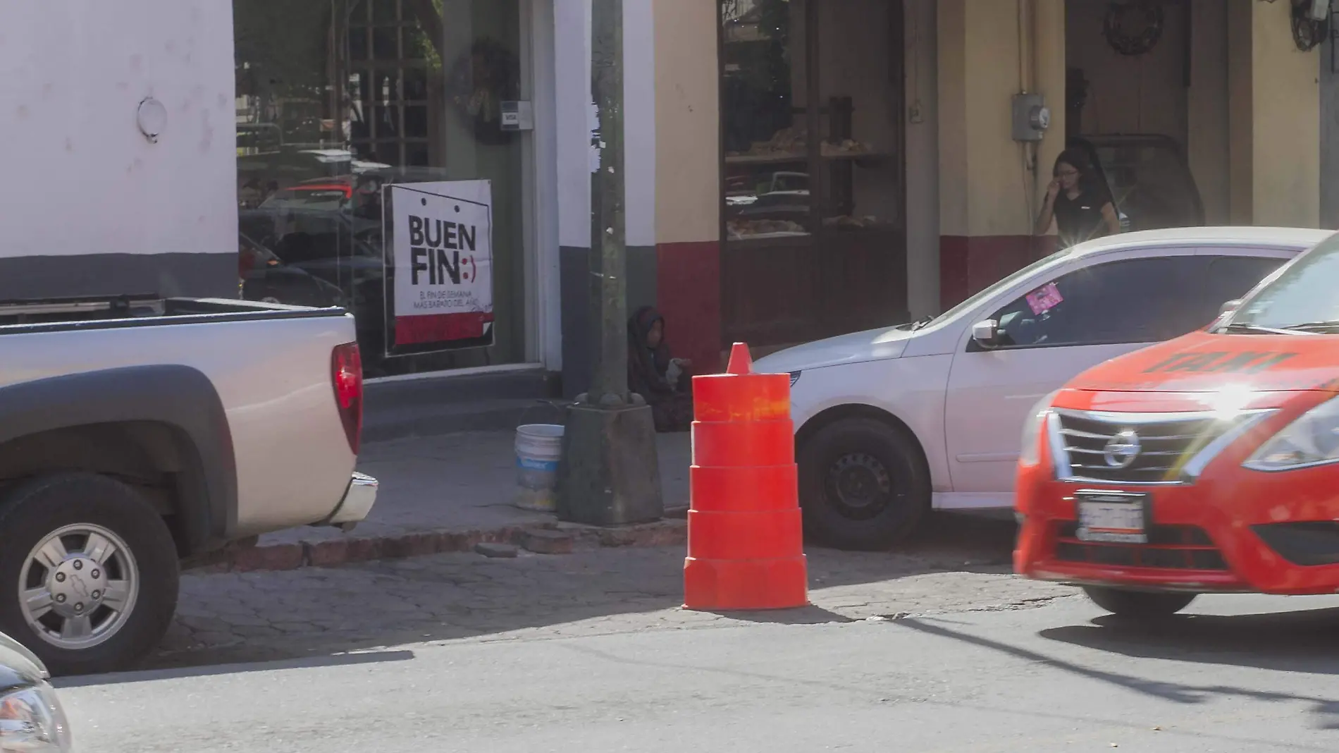 Espera que los locatarios abran sus cajones de estacionamiento a los clientes. Foto César Ortiz.  El Sol de San Juan del Río.